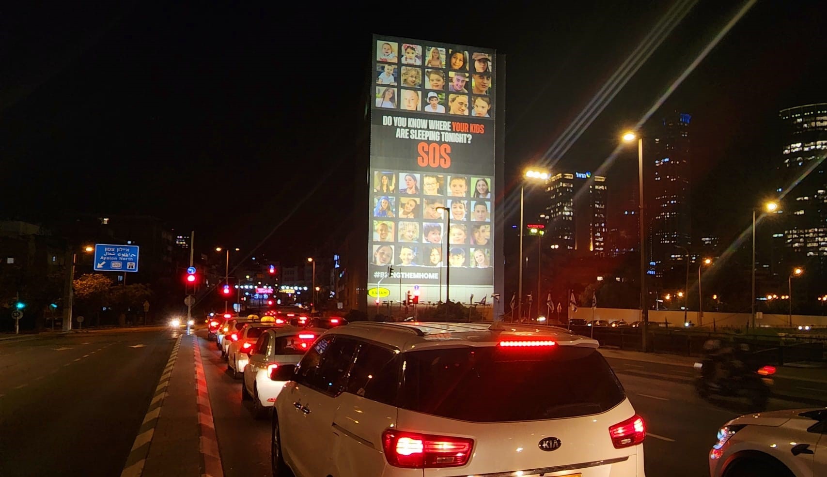 קמפיין שילוט חוצות רב עוצמה של קרן טייב להעלאת המודעות לילדים הישראלים המוחזקים בשבי החמאס בעזה.