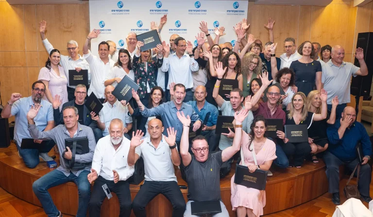 בוגרי מחזור ראשון מנומדין פרס חוגגים בשמחה בטקס הסיום
