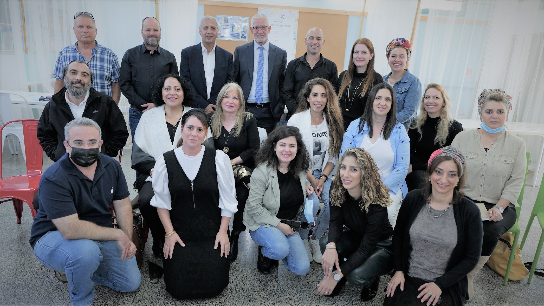 פרויקט "תכנית אם בחינוך" של קרן טייב בטבריה: חיים טייב, ד"ר מירב גלילי וד"ר רמי סולימני עם מובילי ומובילות החינוך בעיר.