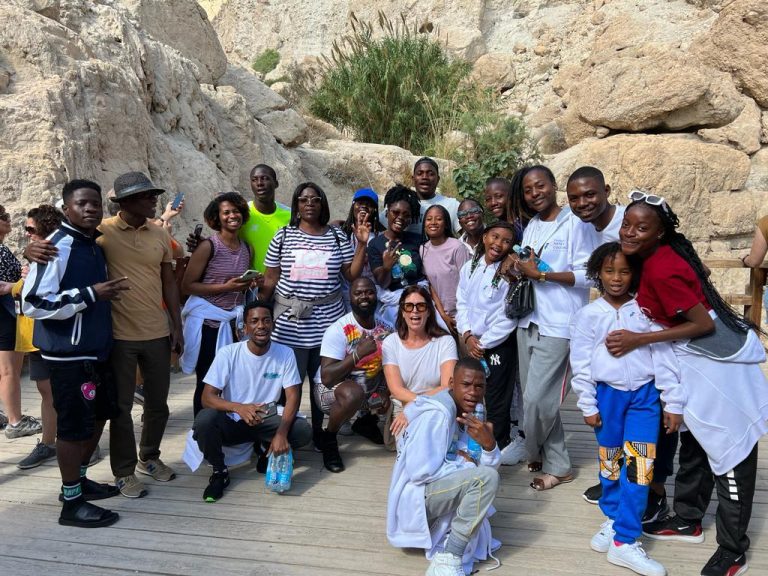קבוצת בני נוער מאנגולה בטיול בטבע בישראל, במסגרת מסע קרן טייב