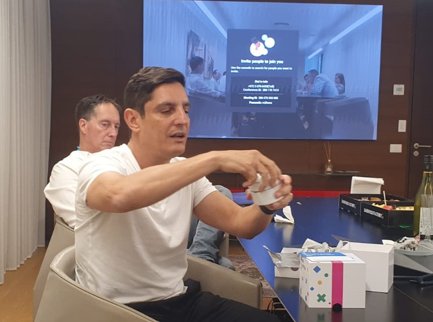 אריאל בן דיין, מנכ"ל חברת Spotitearly הציג את הערכה הביתית שפיתחה החברה לגילוי מוקדם של מספר סוגי סרטן.