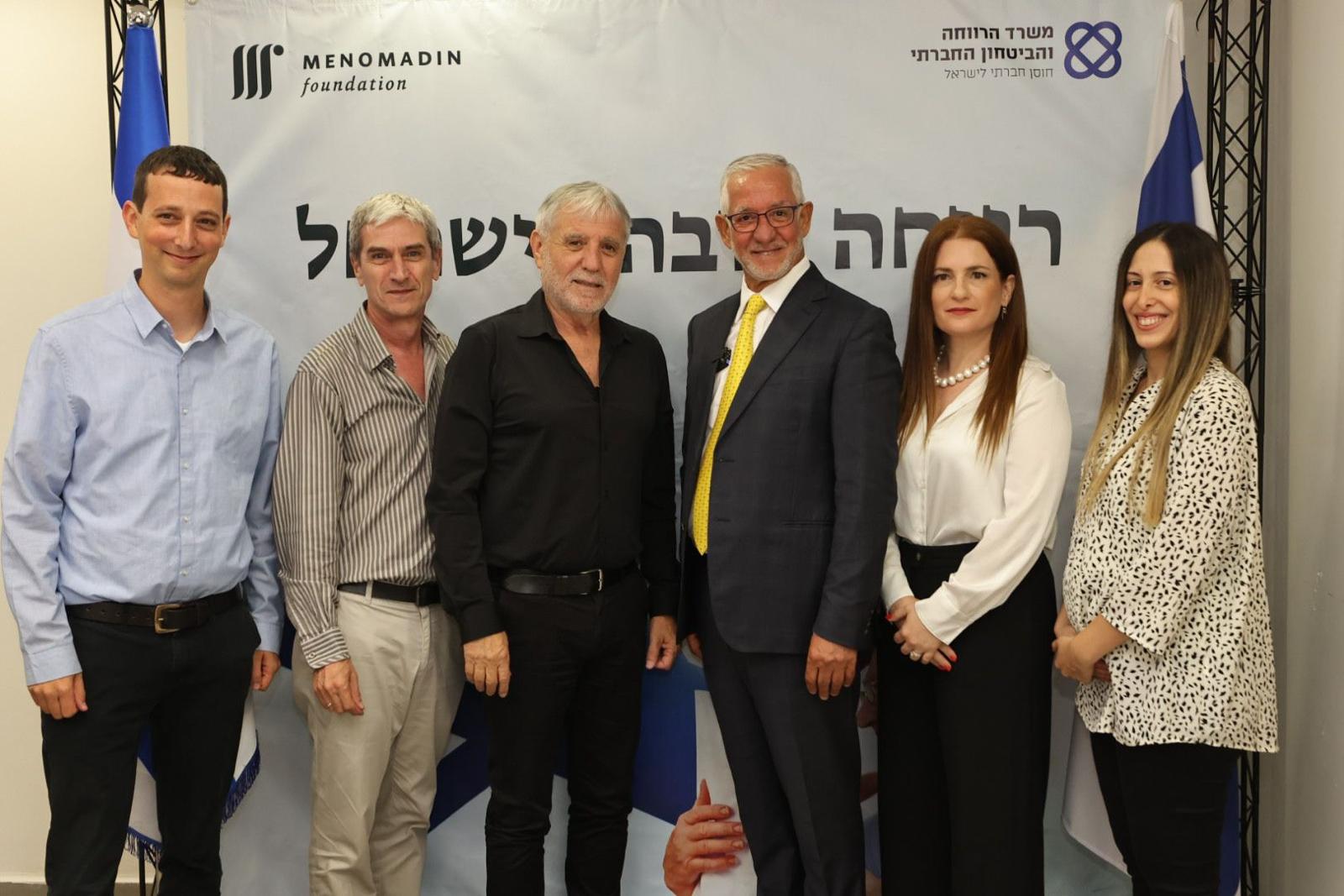 "הזכות לרווחה טובה": שיתוף פעולה ציבורי-פרטי-אקדמי של קרן טייב לקידום רפורמה מקיפה במערכת הרווחה בישראל. למעלה: מייסד ונשיא קרן טייב חיים טייב מגיש את התוכנית לשר הרווחה והשירותים החברתיים מאיר כהן. צילום: שאולי לנדר