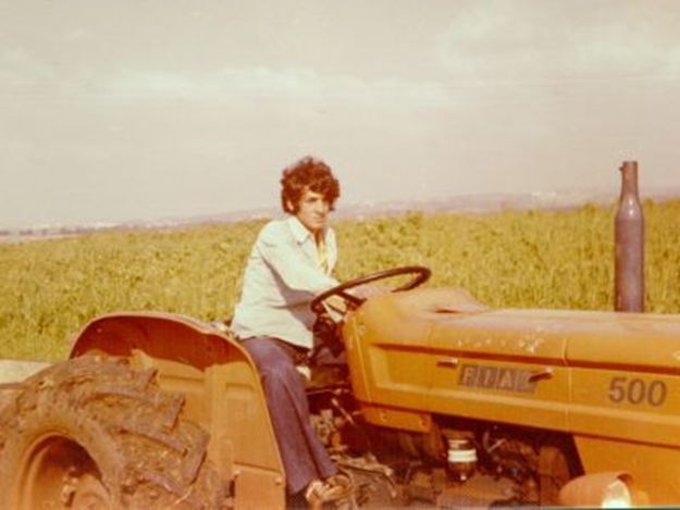 חיים טייב בצעירותו על טרקטור