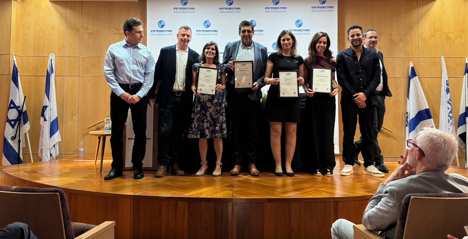 בוגרי מחזור ביוזמת המנהיגות ממנומדין-פרס עם תעודות ההסמכה שלהם